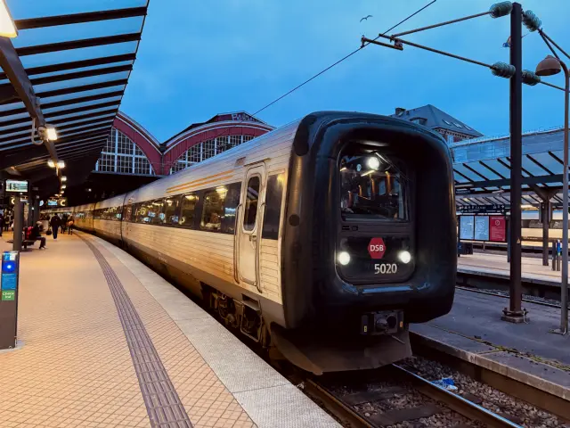Billede af DSB MF 5020 fotograferet ud for København Hovedbanegård.
