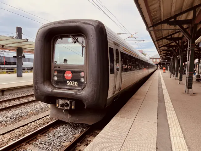 Billede af DSB MF 5020 fotograferet ud for Østerport Station.