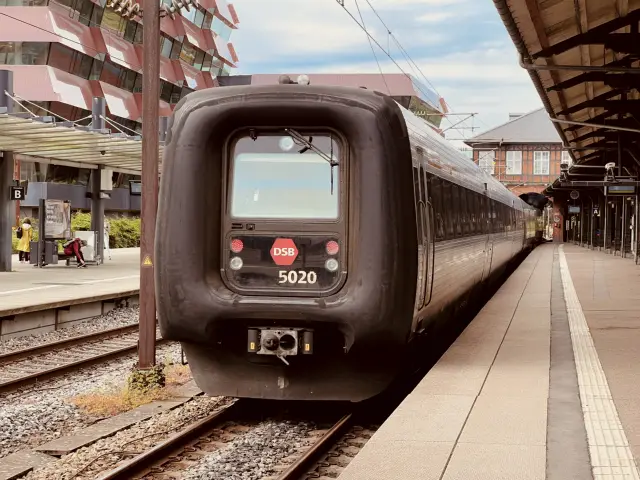 Billede af DSB MF 5020 fotograferet ud for Østerport Station.