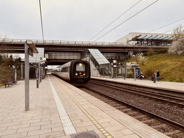 Billede af DSB MF 5022 fotograferet ud for Ørestad Station.