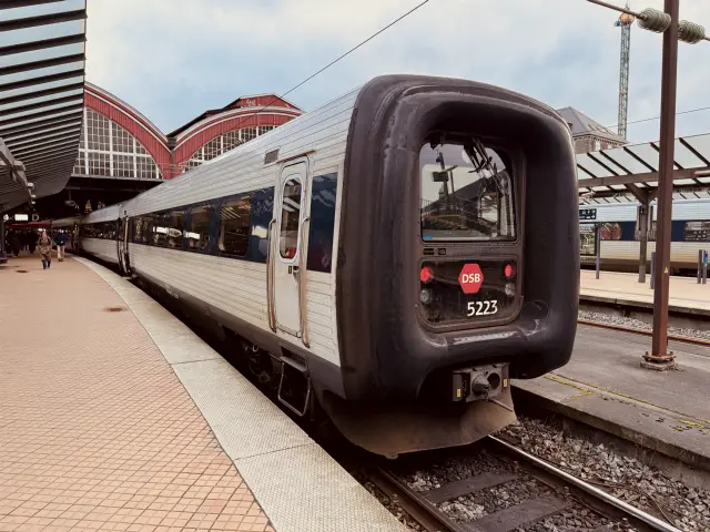 Billede af DSB MF 5023 fotograferet ud for København Hovedbanegård.