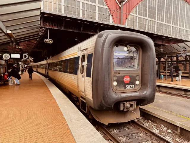 Billede af DSB MF 5023 fotograferet ud for København Hovedbanegård.