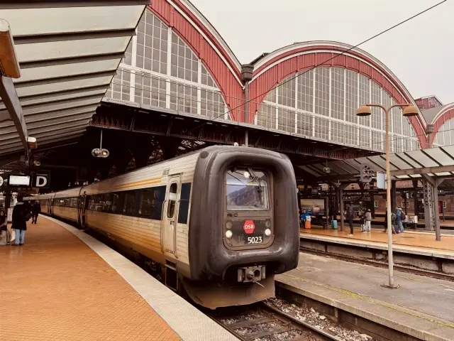 Billede af DSB MF 5023 fotograferet ud for København Hovedbanegård.