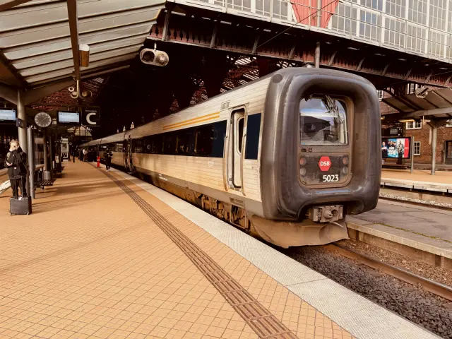 Billede af DSB MF 5023 fotograferet ud for København Hovedbanegård.