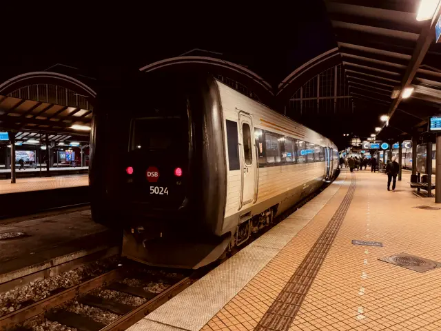 Billede af DSB MF 5024 fotograferet ud for København Hovedbanegård.