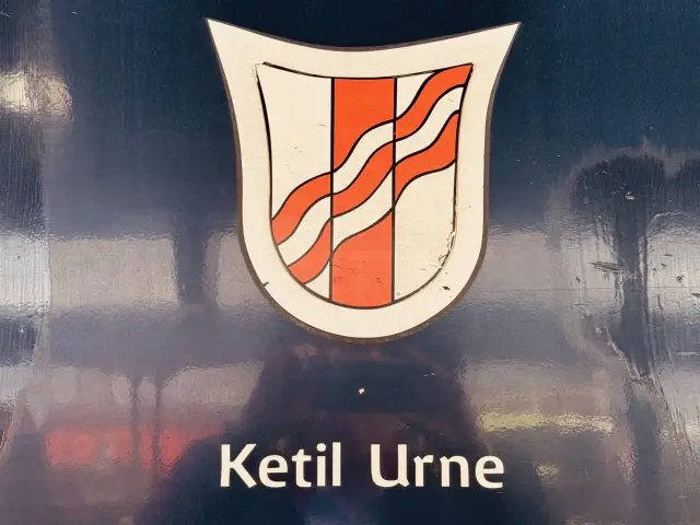 Billede af Tinglevs byvåben og navngivet "Ketil Urne" på siden af DSB MF 5024 fotograferet ud for København Hovedbanegård.