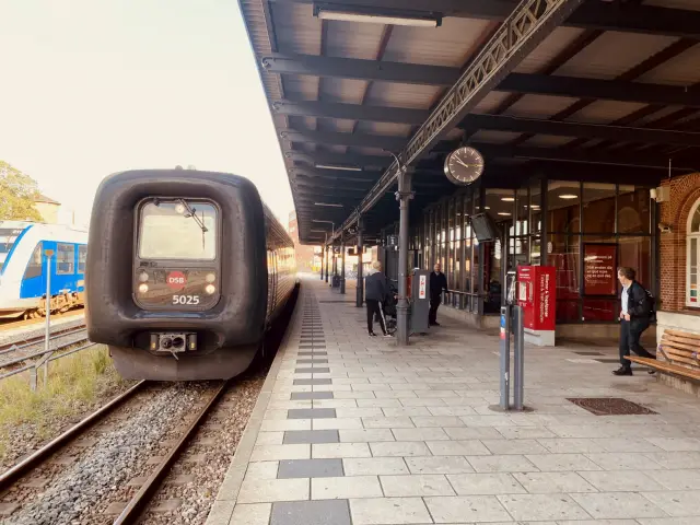 Billede af DSB MF 5025 fotograferet ud for Aalborg Station.