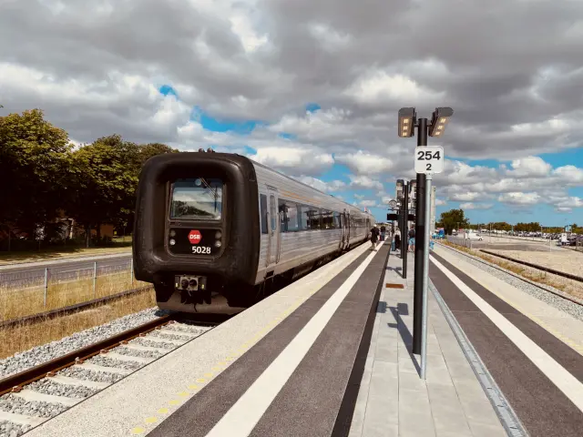 Billede af DSB MF 5028 fotograferet ud for Aalborg Lufthavn Station.