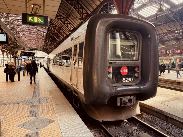 Billede af DSB MF 5030 fotograferet ud for København Hovedbanegård.