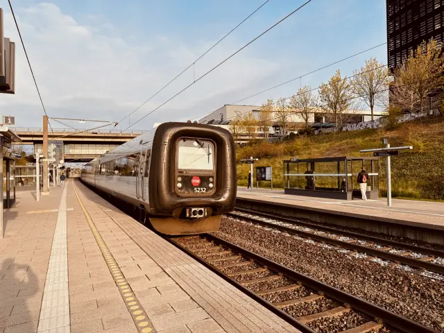 Billede af DSB MF 5032 fotograferet ud for Ørestad Station.