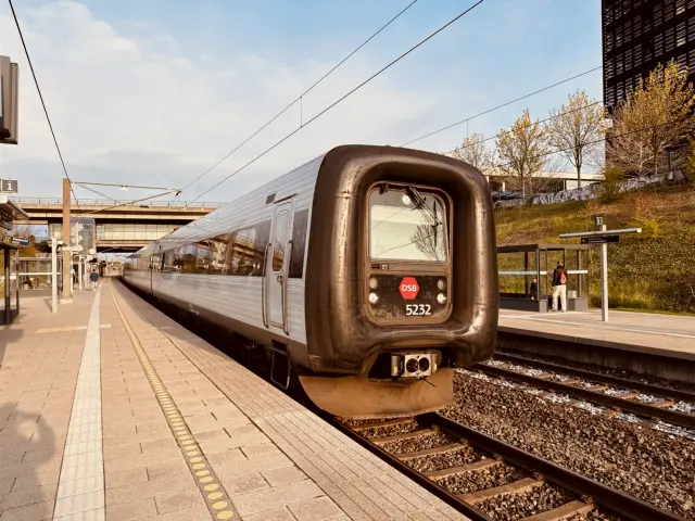 Billede af DSB MF 5032 fotograferet ud for Ørestad Station.