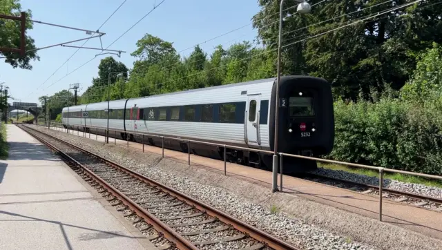 Billede af DSB MF 5032 fotograferet ud for Holme-Olstrup Station.