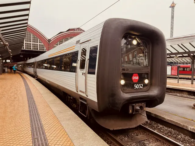 Billede af DSB MF 5032 fotograferet ud for København Hovedbanegård.