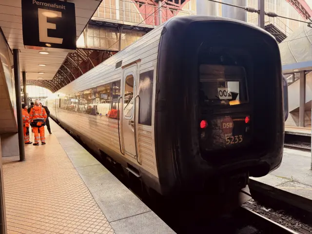 Billede af DSB MF 5033 fotograferet ud for København Hovedbanegård.