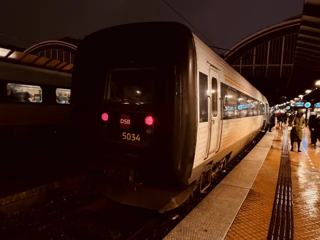 Billede af DSB MF 5034 fotograferet ud for København Hovedbanegård.