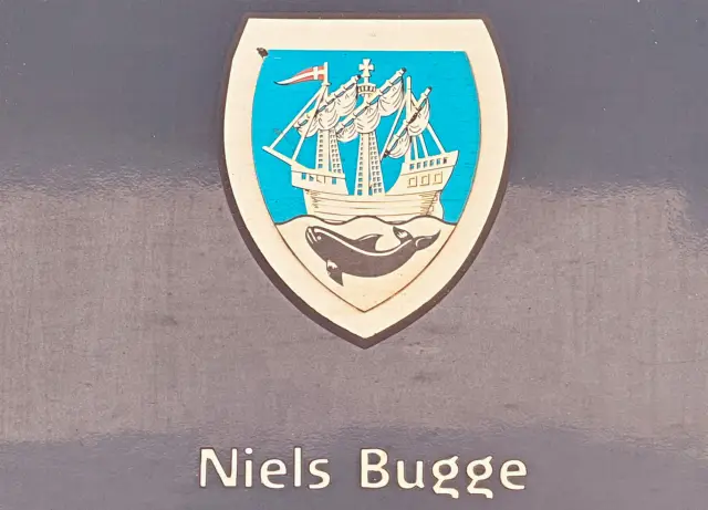 Billede af Middelfarts byvåben og navngivet "Niels Bugge" på siden af DSB MF 5034 fotograferet ud for København Hovedbanegård.