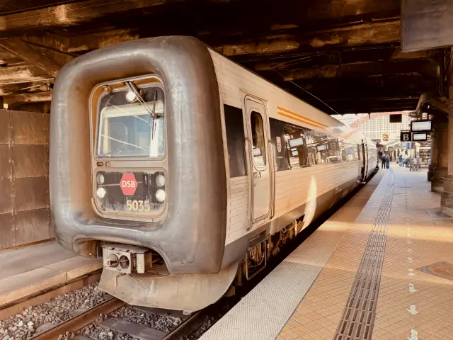 Billede af DSB MF 5035 fotograferet ud for København Hovedbanegård.