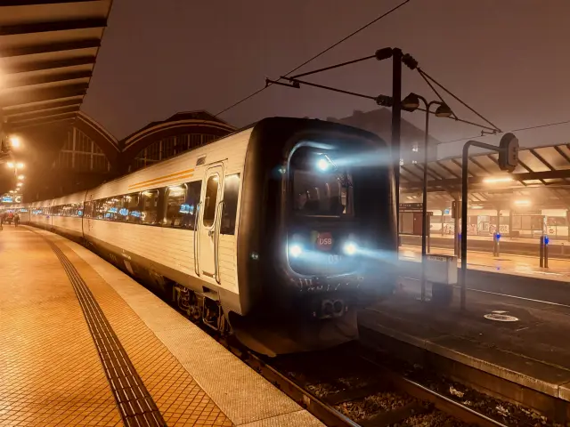 Billede af DSB MF 5035 fotograferet ud for København Hovedbanegård.