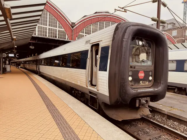Billede af DSB MF 5036 fotograferet ud for København Hovedbanegård.