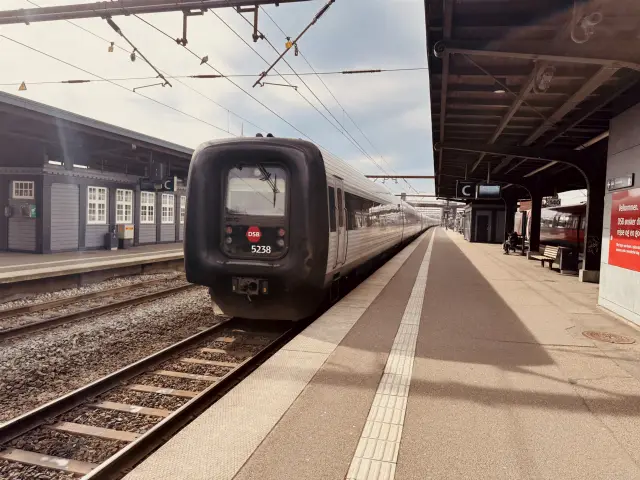 Billede af DSB MF 5038 fotograferet ud for Odense Banegård Center.