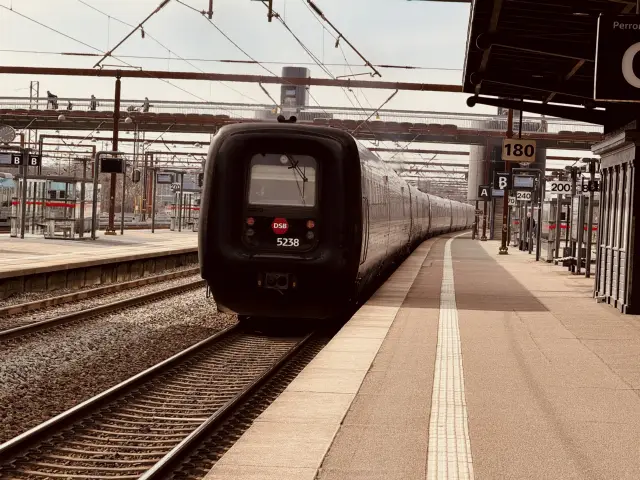 Billede af DSB MF 5038 fotograferet ud for Odense Banegård Center.