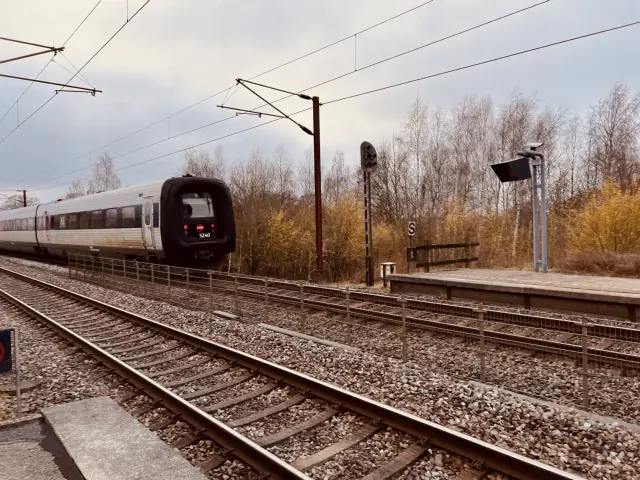 Billede af DSB MF 5040 fotograferet ud for Holmstrup Station.