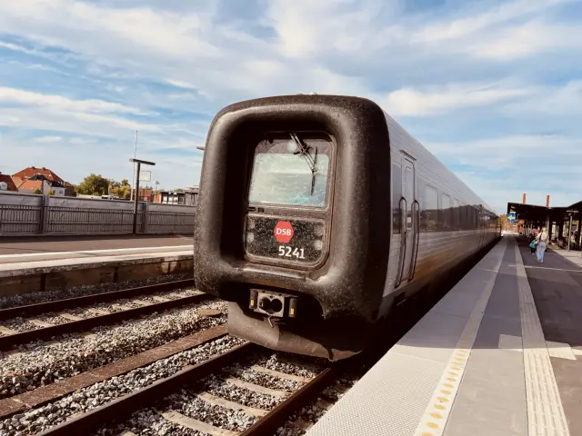 Billede af DSB MF 5041 fotograferet ud for Nykøbing Falster Station.
