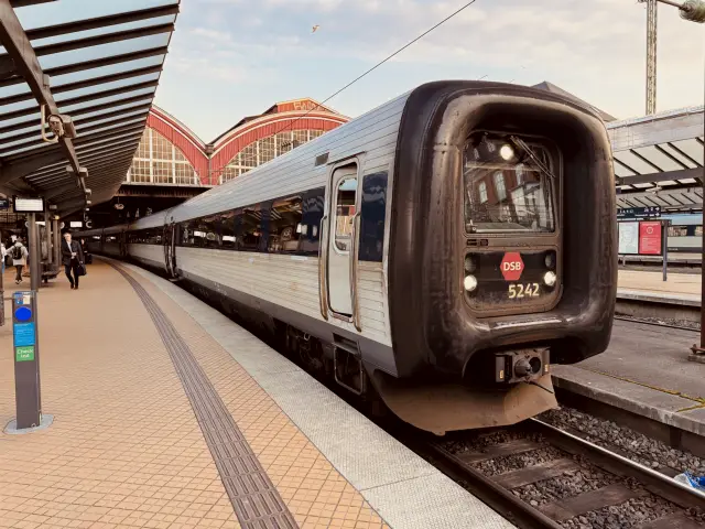 Billede af DSB MF 5042 fotograferet ud for København Hovedbanegård.