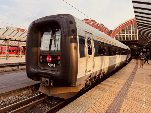 Billede af DSB MF 5043 fotograferet ud for København Hovedbanegård.