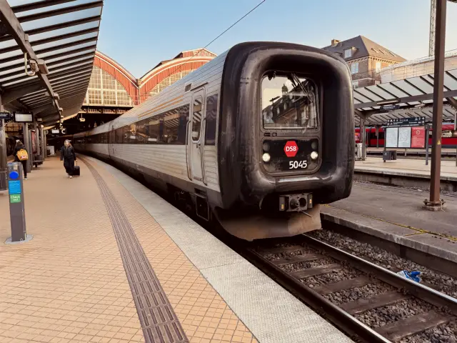 Billede af DSB MF 5045 fotograferet ud for København Hovedbanegård.