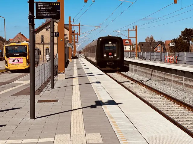 Billede af DSB MF 5045 fotograferet ud for Nørre Alslev Station.