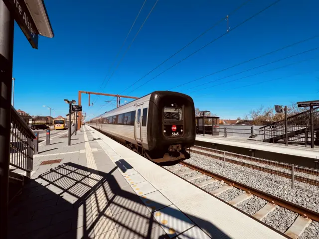 Billede af DSB MF 5045 fotograferet ud for Nørre Alslev Station.