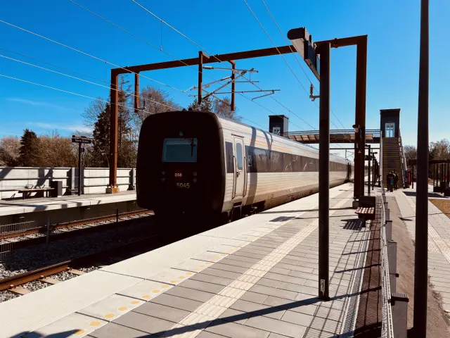 Billede af DSB MF 5045 fotograferet ud for Nørre Alslev Station.