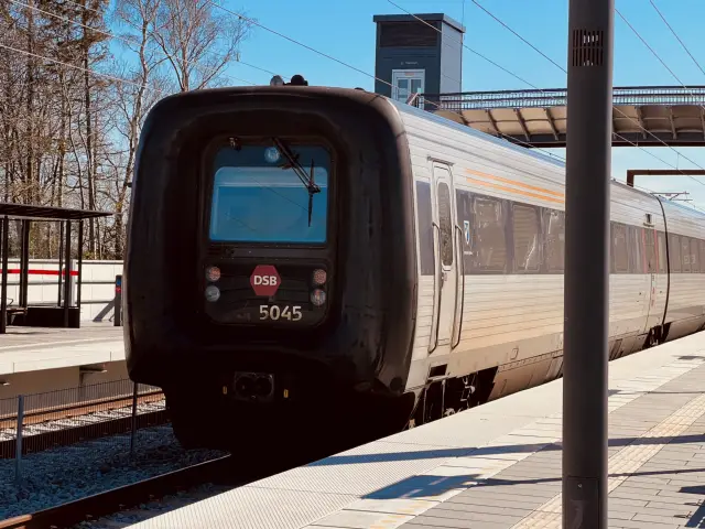 Billede af DSB MF 5045 fotograferet ud for Nørre Alslev Station.