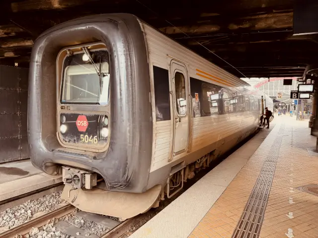 Billede af DSB MF 5046 fotograferet ud for København Hovedbanegård.