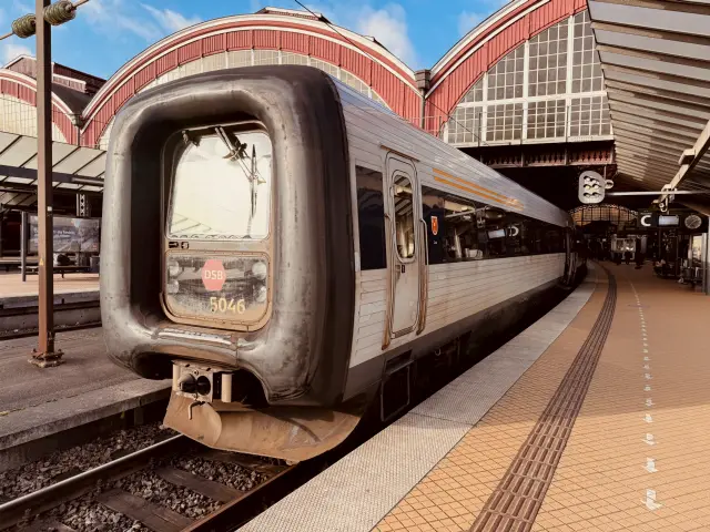 Billede af DSB MF 5046 fotograferet ud for København Hovedbanegård.