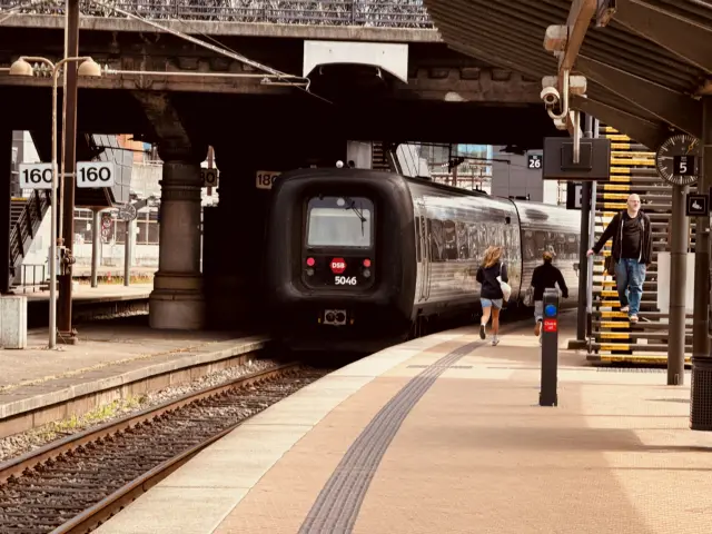 Billede af DSB MF 5046 fotograferet ud for København Hovedbanegård.