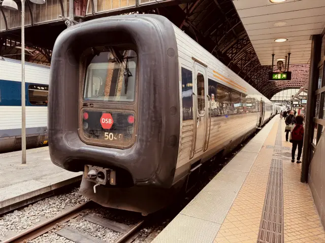 Billede af DSB MF 5049 fotograferet ud for København Hovedbanegård.