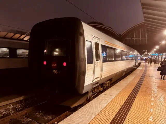 Billede af DSB MF 5049 fotograferet ud for København Hovedbanegård.