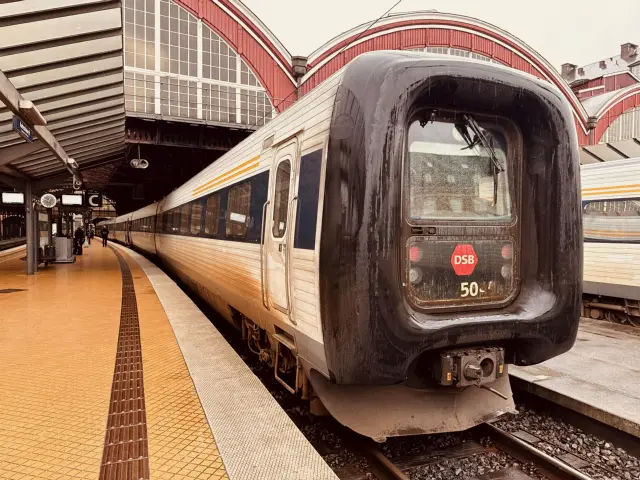 Billede af DSB MF 5049 fotograferet ud for København Hovedbanegård.