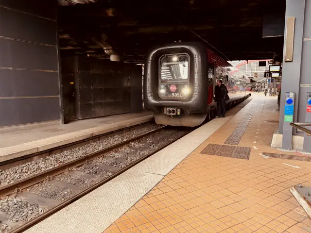 Billede af DSB MF 5051 fotograferet ud for København Hovedbanegård.