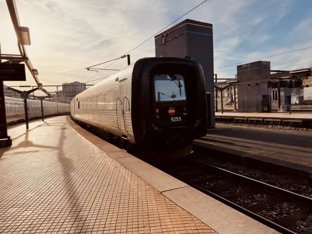 Billede af DSB MF 5053 fotograferet ud for København Hovedbanegård.