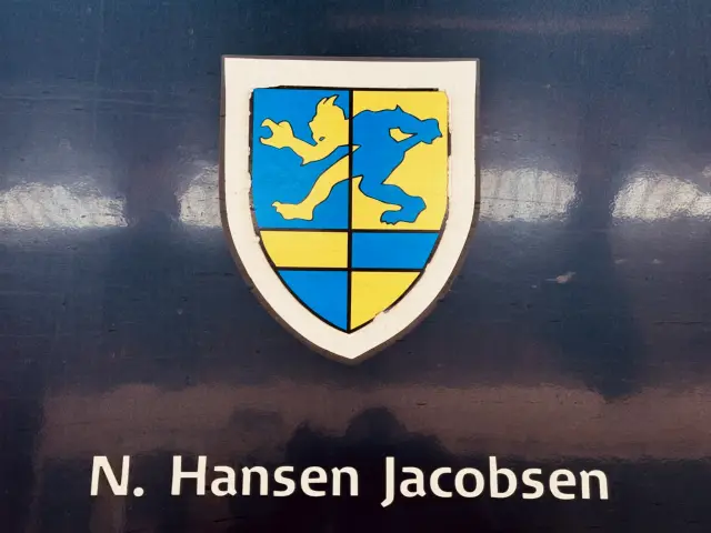 Billede af Vejens byvåben og navngivet "Niels Hansen Jacobsen" på siden af DSB MF 5053 fotograferet ud for København Hovedbanegård.