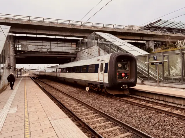 Billede af DSB MF 5057 fotograferet ud for Ørestad Station.