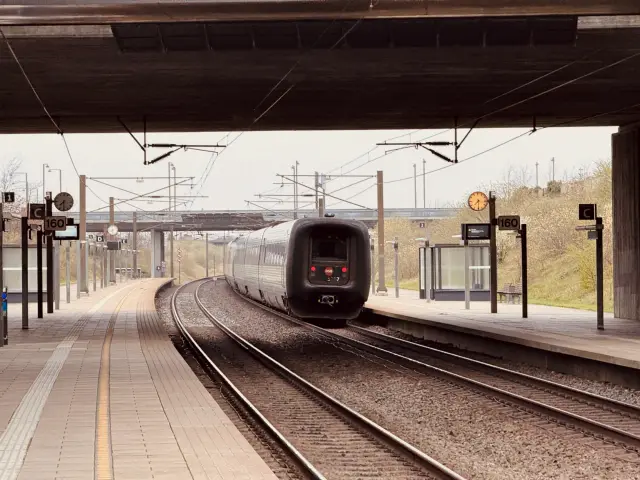 Billede af DSB MF 5057 fotograferet ud for Ørestad Station.