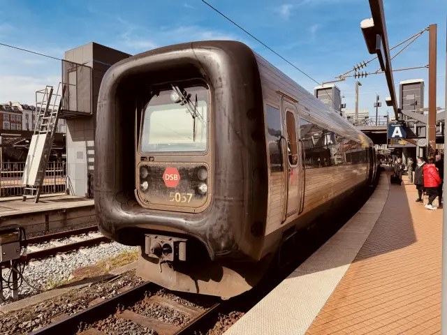 Billede af DSB MF 5057 fotograferet ud for København Hovedbanegård.