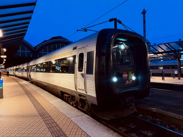Billede af DSB MF 5057 fotograferet ud for København Hovedbanegård.