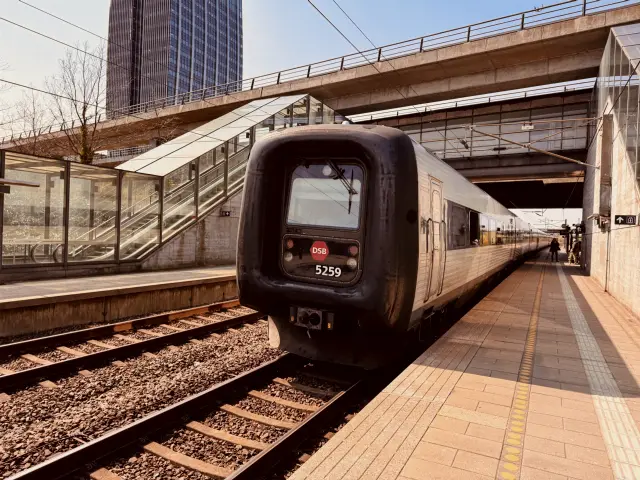 Billede af DSB MF 5059 fotograferet ud for Ørestad Station.