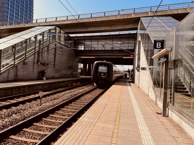 Billede af DSB MF 5059 fotograferet ud for Ørestad Station.