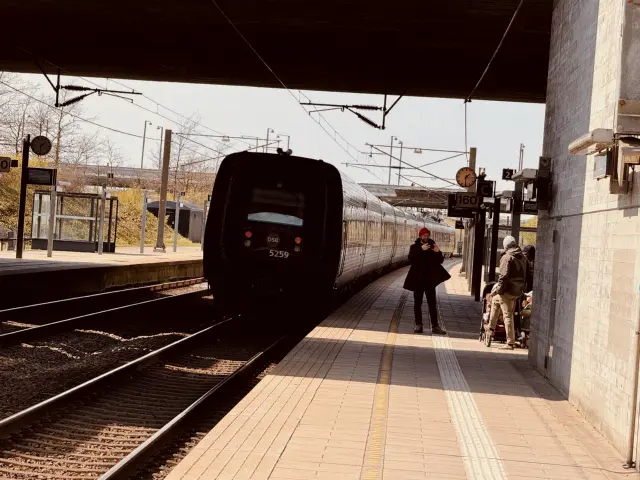 Billede af DSB MF 5059 fotograferet ud for Ørestad Station.